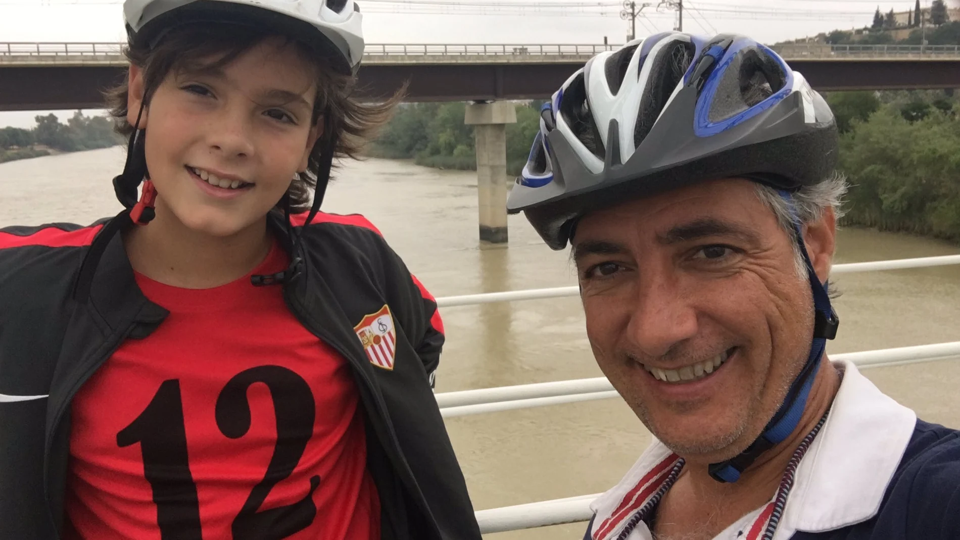 El cirujano junto a su hijo El cirujano junto a su hijo