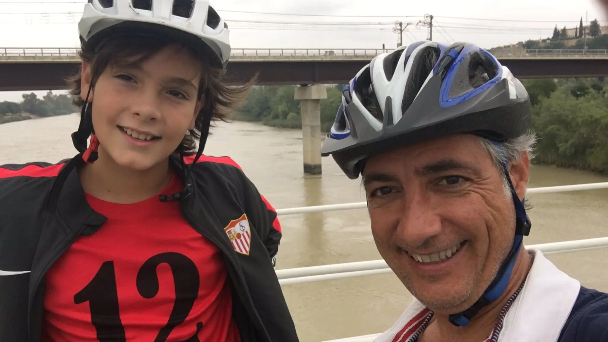 El cirujano junto a su hijo