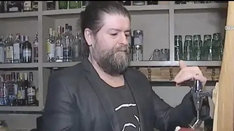 El dueño de un bar que reparte cerveza El dueño de un bar que reparte cerveza