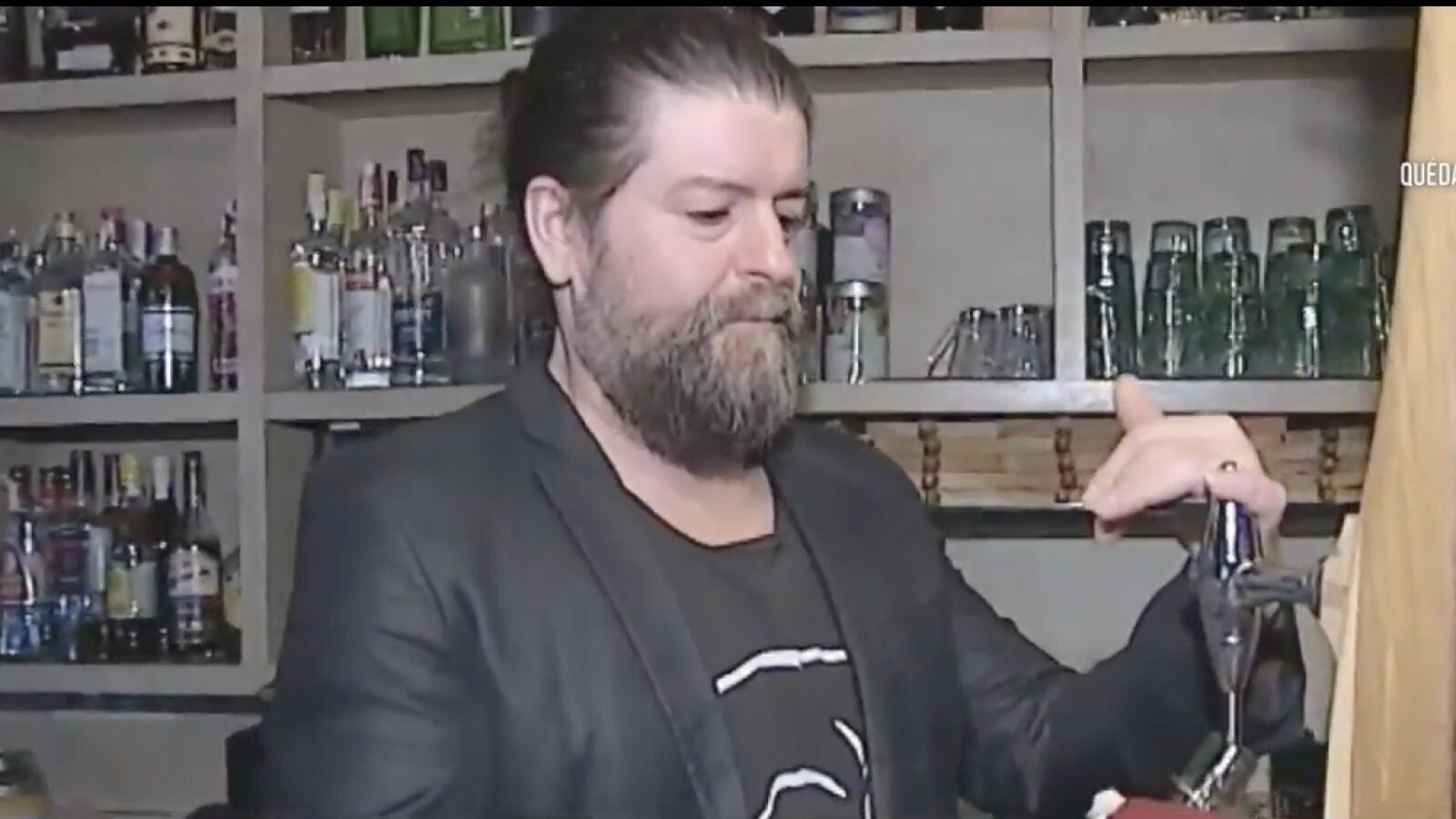 El dueño de un bar reparte cerveza a sus vecinos, entre los gestos de solidaridad en tiempos del coronavirus