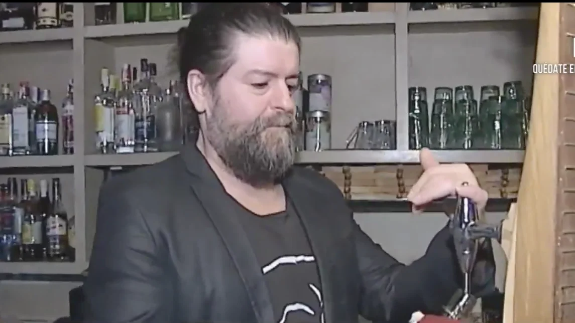 El due&ntilde;o de un bar que reparte cerveza