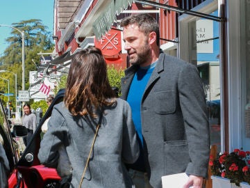 Ben Affleck y Ana de Armas charlan en plena calle en Los Ángeles 