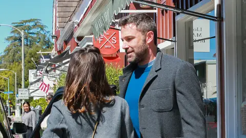 Ben Affleck y Ana de Armas charlan en plena calle en Los Ángeles Ben Affleck y Ana de Armas charlan en plena calle en Los Ángeles