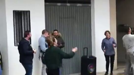 Cerveza en mano y bailando en plena calle: la alcaldesa de Massalav&eacute;s se salta el confinamiento para celebrar San Jos&eacute;
