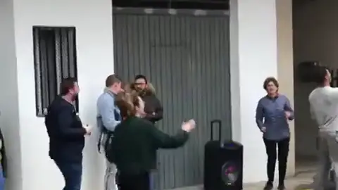 Cerveza en mano y bailando en plena calle: la alcaldesa de Massalavés se salta el confinamiento para celebrar San José Cerveza en mano y bailando en plena calle: la alcaldesa de Massalavés se salta el confinamiento para celebrar San José