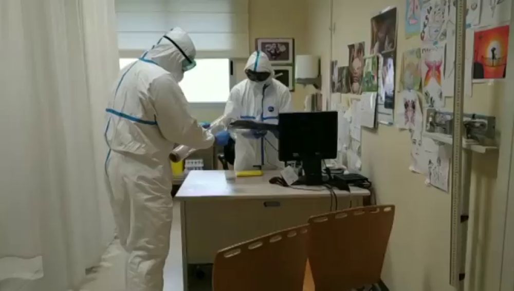 Así limpian los militares un centro de salud de Vilagarcia de Arousa donde se ha detectado un brote de coronavirus