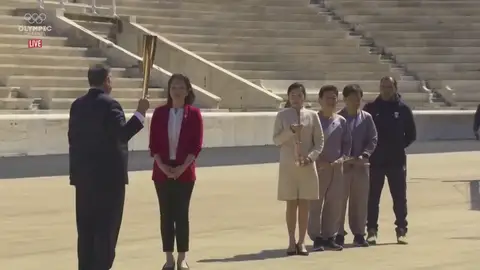 La llama olímpica, entregada en Atenas en total soledad por el coronavirus La llama olímpica, entregada en Atenas en total soledad por el coronavirus