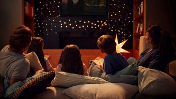 Familia viendo una película