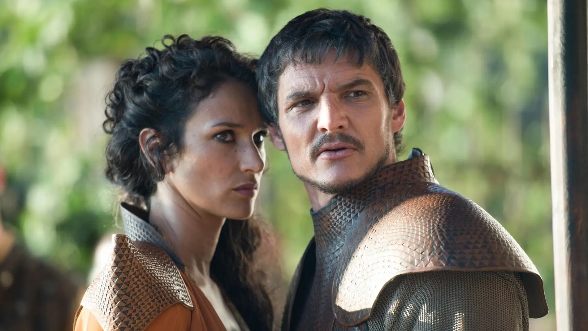 Indira Varma y Pedro Pascal en 'Juego de Tronos'