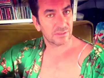 La hilarante felicitación de Arturo Valls por el día del padre tras días encerrado en casa La hilarante felicitación de Arturo Valls por el día del padre tras días encerrado en casa