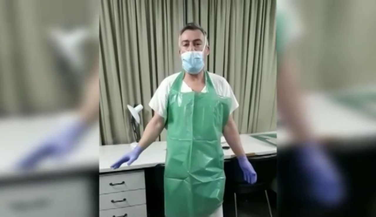 Un sanitario del Hospital de Getafe enseña a fabricar un mandil de protección contra el coronavirus Un sanitario del Hospital de Getafe enseña a fabricar un mandil de protección contra el coronavirus