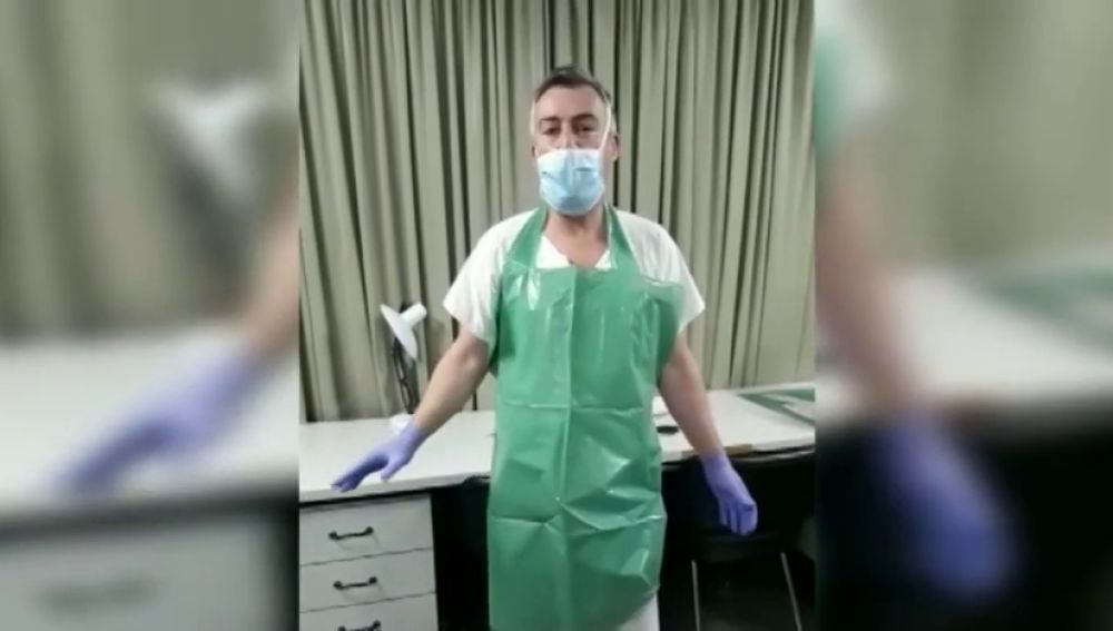 Un sanitario del Hospital de Getafe enseña a fabricar un mandil de protección contra el coronavirus con bolsas de plástico