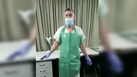 Un sanitario del Hospital de Getafe enseña a fabricar un mandil de protección contra el coronavirus con bolsas de plástico Un sanitario del Hospital de Getafe enseña a fabricar un mandil de protección contra el coronavirus
