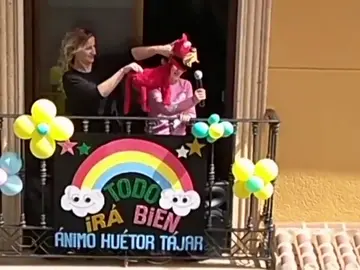 Funciones de teatro desde el balcón para entretener a sus vecinos durante el confinamiento por coronavirus Funciones de teatro desde el balcón para entretener a sus vecinos durante el confinamiento por coronavirus