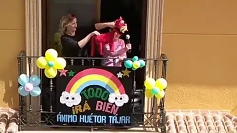 Funciones de teatro desde el balcón para entretener a sus vecinos durante el confinamiento por coronavirus Funciones de teatro desde el balcón para entretener a sus vecinos durante el confinamiento por coronavirus