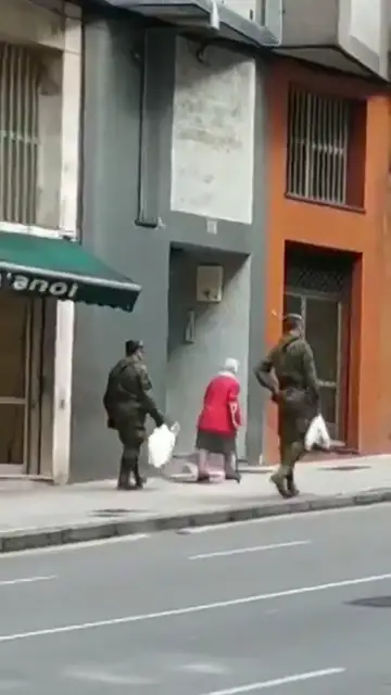 Dos militares ayudan a una anciana a llevar la compra a casa en Gijón durante la cuarentena por coronavirus Dos militares ayudan a una anciana a llevar la compra a casa en Gijón durante la cuarentena por coronavirus