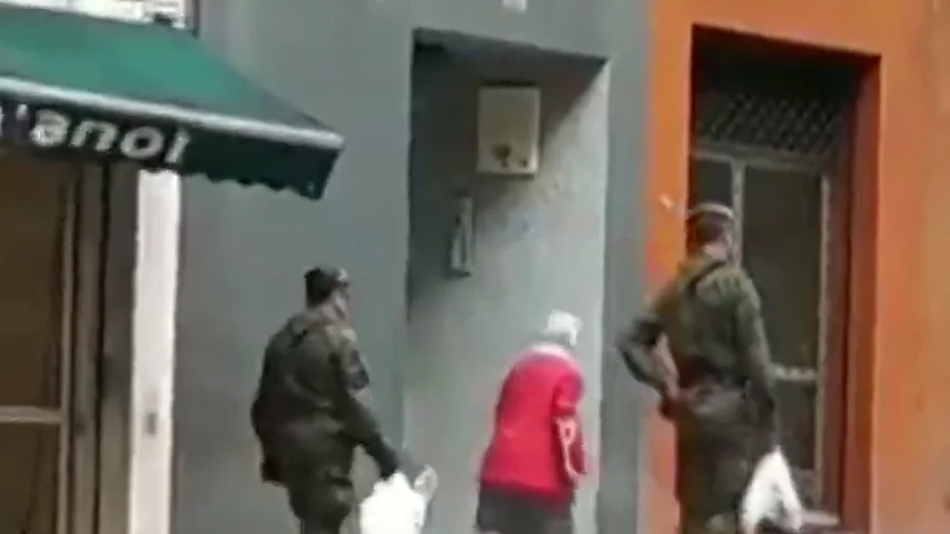 Dos militares ayudan a una anciana a llevar la compra a casa en Gijón durante la cuarentena por coronavirus Dos militares ayudan a una anciana a llevar la compra a casa en Gijón durante la cuarentena por coronavirus