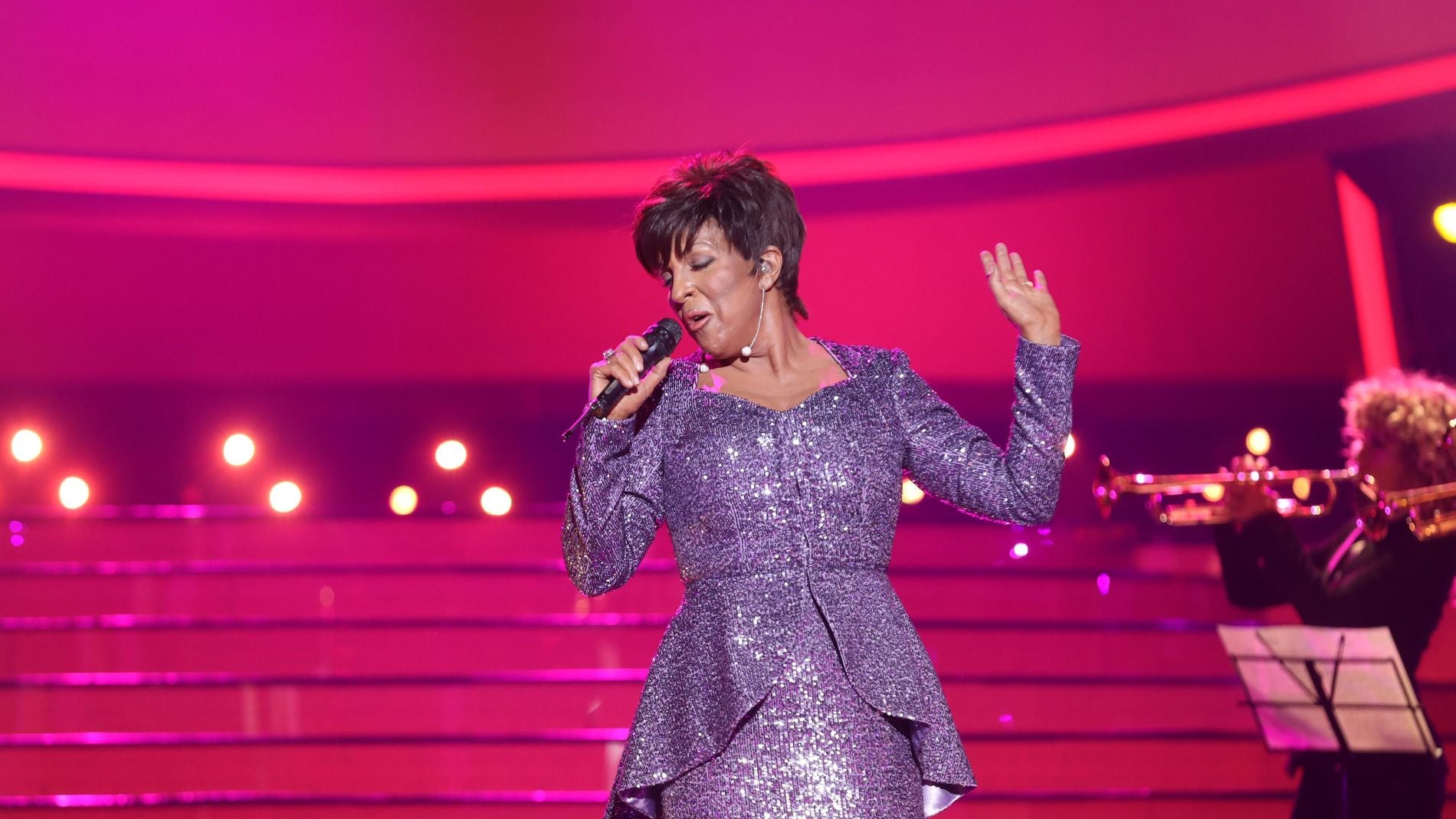 Belinda Washington derrocha elegancia como Natalie Cole en &lsquo;L-o-v-e&rsquo;
