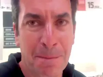 La dificilísima elección de Arturo Valls al hacer la compra en un supermercado La dificilísima elección de Arturo Valls al hacer la compra en un supermercado