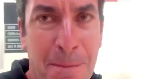 La dificilísima elección de Arturo Valls al hacer la compra en un supermercado La dificilísima elección de Arturo Valls al hacer la compra en un supermercado