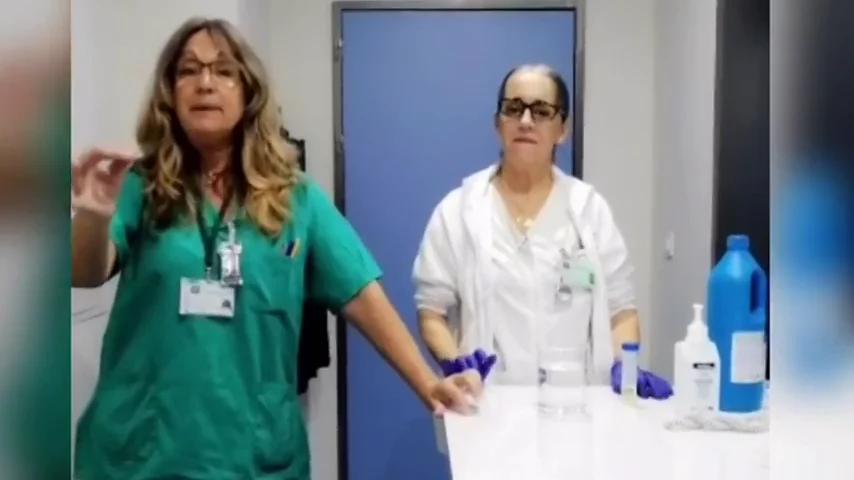 Una enfermera de C&aacute;diz explica a ritmo de chirigota como usar lej&iacute;a para desinfectar de coronavirus el hospital