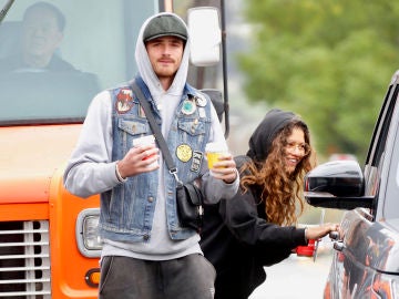 El momento en el que Jacob Elordi pilla a los paparazzis mientras está con Zendaya El momento en el que Jacob Elordi pilla a los paparazzis mientras está con Zendaya