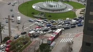 Largos atascos a la salida de Valencia con estrictos controles policiales en pleno confinamiento por coronavirus