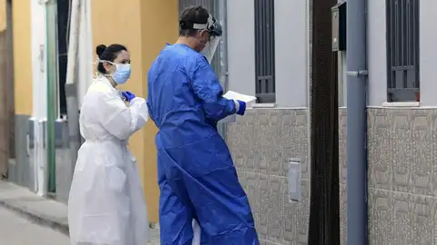 Sanitarios atienden a domicilio a un paciente en plena crisis del coronavirus Sanitarios atienden a domicilio a un paciente en plena crisis del coronavirus