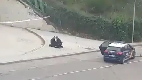 Detención de una runner en plena calle Detención de una runner en plena calle