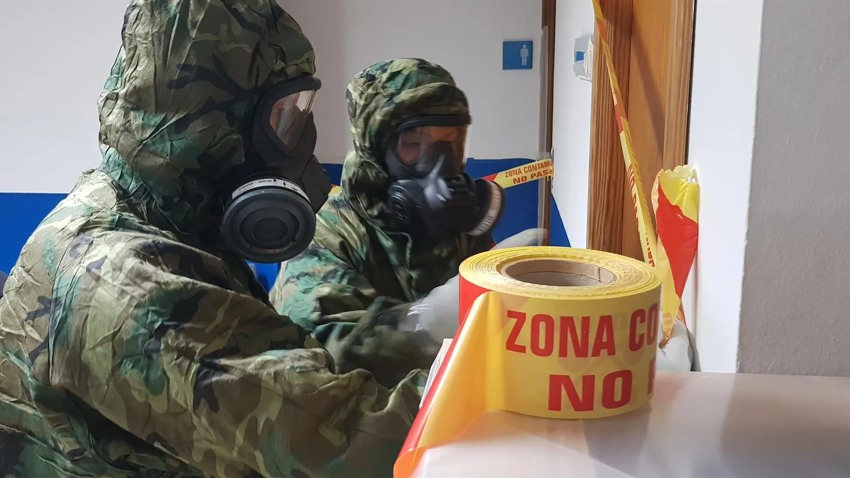 El Ej&eacute;rcito desinfecta el Parque de Bomberos de Sa Teulera (Palma).