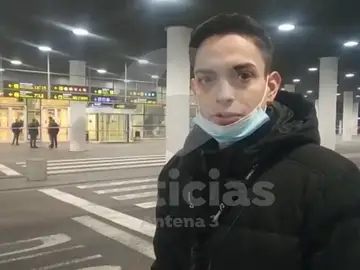 Susto en el Prat cuando dos jóvenes, al grito de "Alá es grande" acceden con un coche a la T1: "Todo el mundo se asustó y entró en pánico" Susto en el Prat cuando dos jóvenes, al grito de "Alá es grande" acceden con un coche a la T1: "Todo el mundo se asustó y entró en pánico"