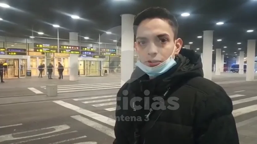 Susto en el Prat cuando dos jóvenes, al grito de "Alá es grande" acceden con un coche a la T1: "Todo el mundo se asustó y entró en pánico" Susto en el Prat cuando dos jóvenes, al grito de "Alá es grande" acceden con un coche a la T1: "Todo el mundo se asustó y entró en pánico"