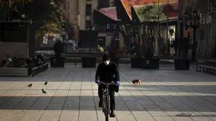 Un ciudadano en bicicleta por Barcelona en plena crisis de coronavirus Un ciudadano en bicicleta por Barcelona en plena crisis de coronavirus