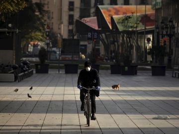 Un ciudadano en bicicleta por Barcelona en plena crisis de coronavirus