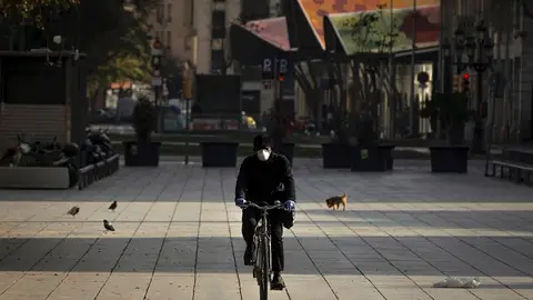 Un ciudadano en bicicleta por Barcelona en plena crisis de coronavirus Un ciudadano en bicicleta por Barcelona en plena crisis de coronavirus