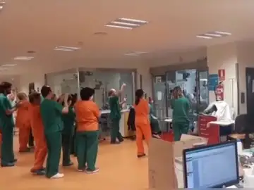 El emocionante momento en el que extuban a un paciente con coronavirus en la UCI del Ramón y Cajal El emocionante momento en el que extuban a un paciente con coronavirus en la UCI del Ramón y Cajal