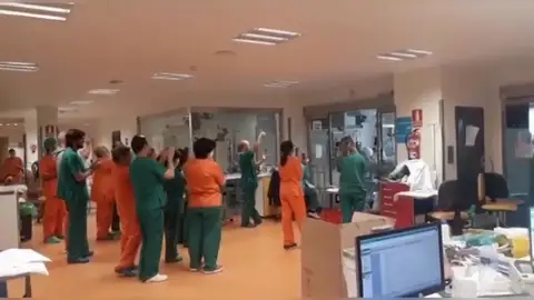 El emocionante momento en el que extuban a un paciente con coronavirus en la UCI del Ramón y Cajal El emocionante momento en el que extuban a un paciente con coronavirus en la UCI del Ramón y Cajal