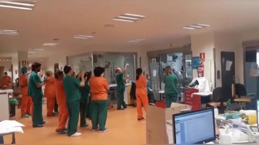 El emocionante momento en el que extuban a un paciente con coronavirus en la UCI del Ramón y Cajal El emocionante momento en el que extuban a un paciente con coronavirus en la UCI del Ramón y Cajal