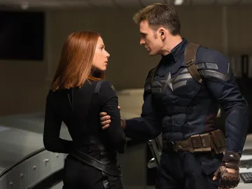 Scarlett Johansson y Chris Evans como Viuda Negra y Capitán América en Marvel Scarlett Johansson y Chris Evans como Viuda Negra y Capitán América en Marvel