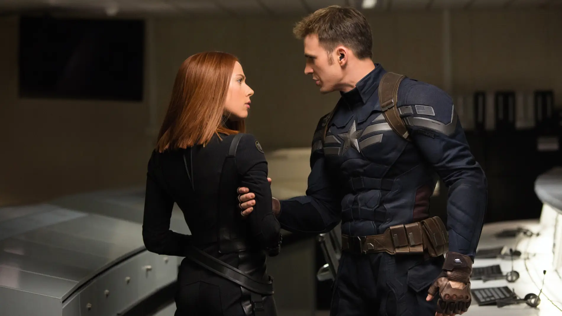 Scarlett Johansson y Chris Evans como Viuda Negra y Capitán América en Marvel