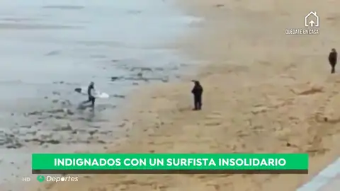 Un surfista, multado en la playa de Zarautz por hacer surf saltándose el confinamiento por el coronavirus Un surfista, multado en la playa de Zarautz por hacer surf saltándose el confinamiento por el coronavirus