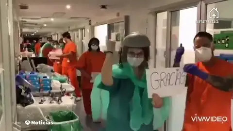 Al ritmo de "Resistiré" los sanitarios españoles agradecen el apoyo por su lucha contra el coronavirus Al ritmo de "Resistiré" los sanitarios españoles agradecen el apoyo por su lucha contra el coronavirus