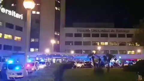Los Mossos d'Esquadra aplauden y animan a los sanitarios del Hospital Universitari de Bellvitge en Barcelona Los Mossos d'Esquadra aplauden y animan a los sanitarios del Hospital Universitari de Bellvitge en Barcelona