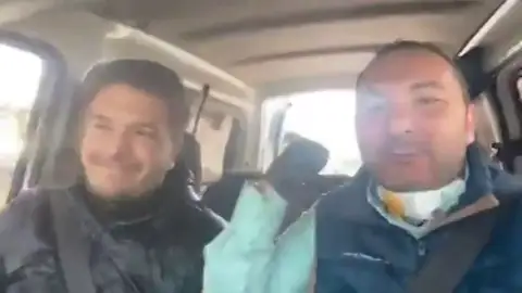 La irresponsabilidad de un padre y un hijo paseando con su furgoneta para "alegrar" a sus vecinos La irresponsabilidad de un padre y un hijo paseando con su furgoneta para "alegrar" a sus vecinos