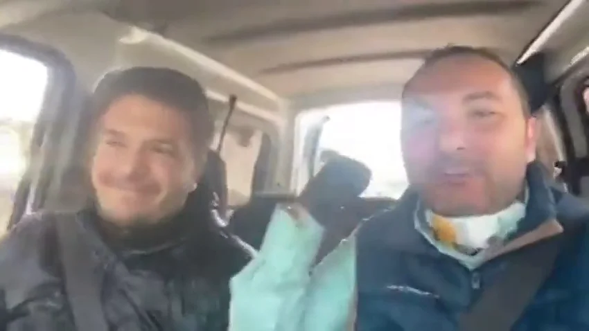 La irresponsabilidad de un padre y un hijo paseando con su furgoneta para "alegrar" a sus vecinos 