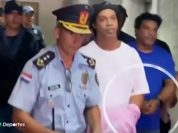 Entre rejas, jugando al fútbol y sin poder ver a nadie por el coronavirus... El cumpleaños más amargo de Ronaldinho Entre rejas, jugando al fútbol y sin poder ver a nadie por el coronavirus... El cumpleaños más amargo de Ronaldinho