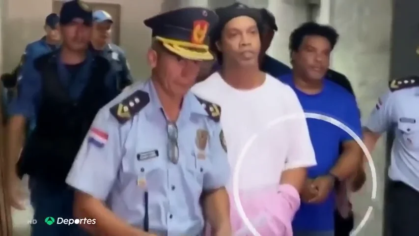 Entre rejas, jugando al f&uacute;tbol y sin poder ver a nadie por el coronavirus... El cumplea&ntilde;os m&aacute;s amargo de Ronaldinho