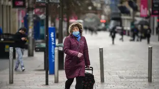 Una ciudadana pasea con una mascarilla puesta Una ciudadana pasea con una mascarilla puesta