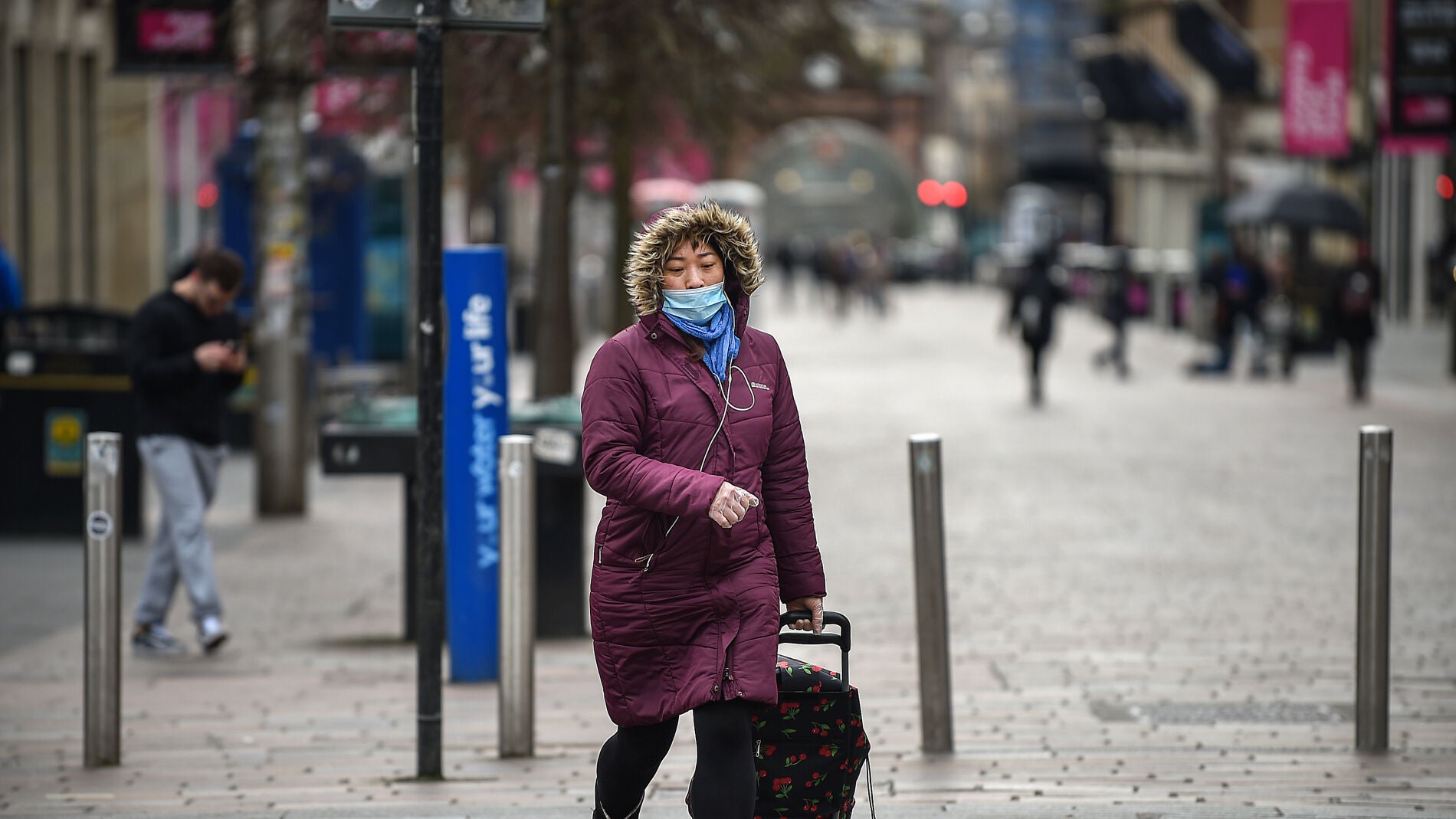 Una ciudadana pasea con una mascarilla puesta