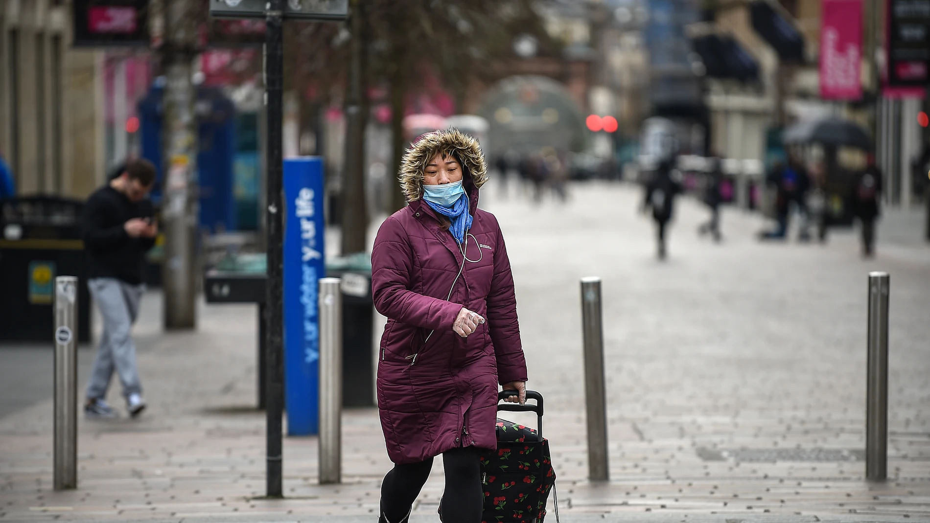 Una ciudadana pasea con una mascarilla puesta Una ciudadana pasea con una mascarilla puesta